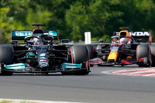 Lewis Hamilton (l) und Max Verstappen sind in der Formel 1 Dauerrivalen.