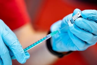 Impfung: Auch wenn sich geimpfte Menschen mit dem Coronavirus infizieren, schützt die Spritze.