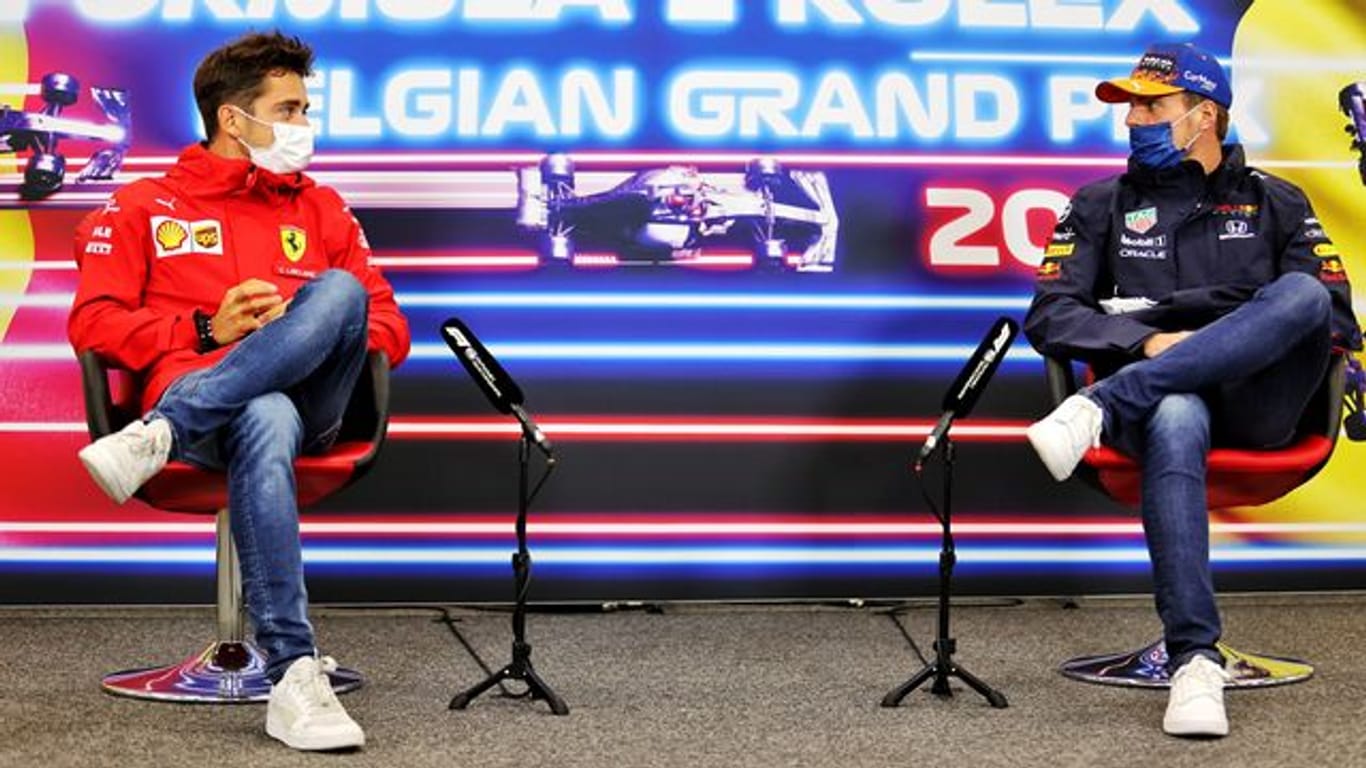 Ferrari-Pilot Charles Leclerc (l) und Max Verstappen vom Team Red Bull Racing nehmen an einer Pressekonferenz teil.