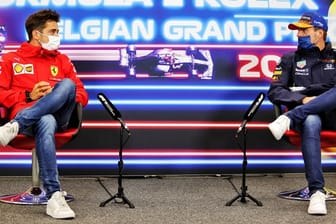 Ferrari-Pilot Charles Leclerc (l) und Max Verstappen vom Team Red Bull Racing nehmen an einer Pressekonferenz teil.