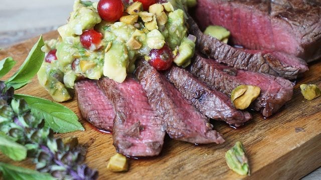 Steak mit Avocado-Johannisbeer-Salsa: Damit das Steak perfekt medium gelingt, muss es vor dem Anbraten eine Stunde in den nicht zu heißen Ofen.