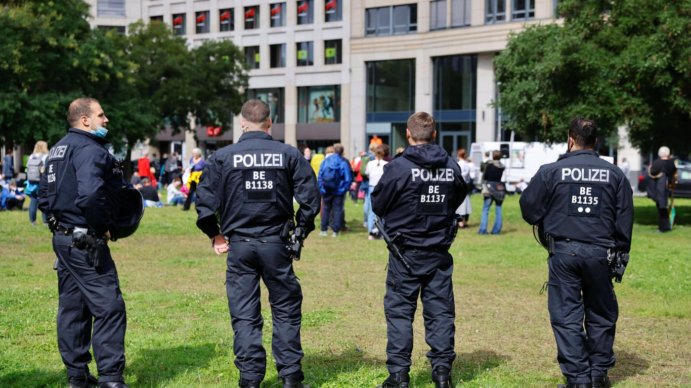 Polizisten bei Protesten aus der Querdenker-Szene: Am Samstag wurde dabei ein Kollege aus NRW festgehalten.