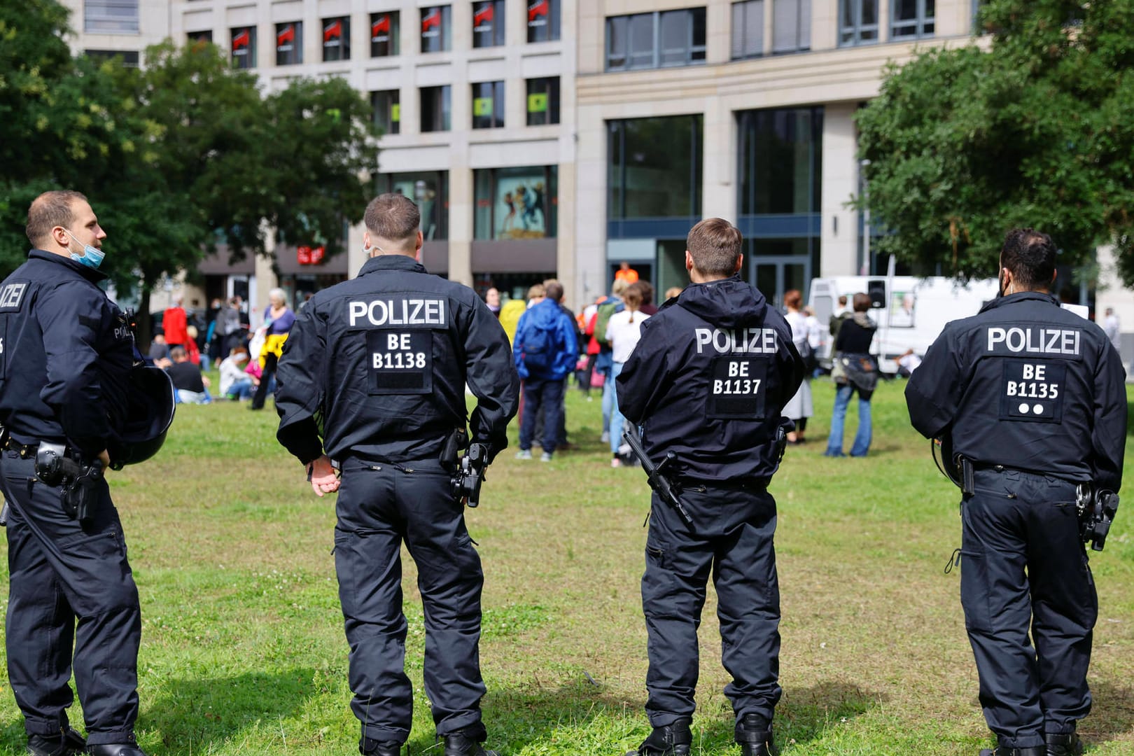 Polizisten bei Protesten aus der Querdenker-Szene: Am Samstag wurde dabei ein Kollege aus NRW festgehalten.
