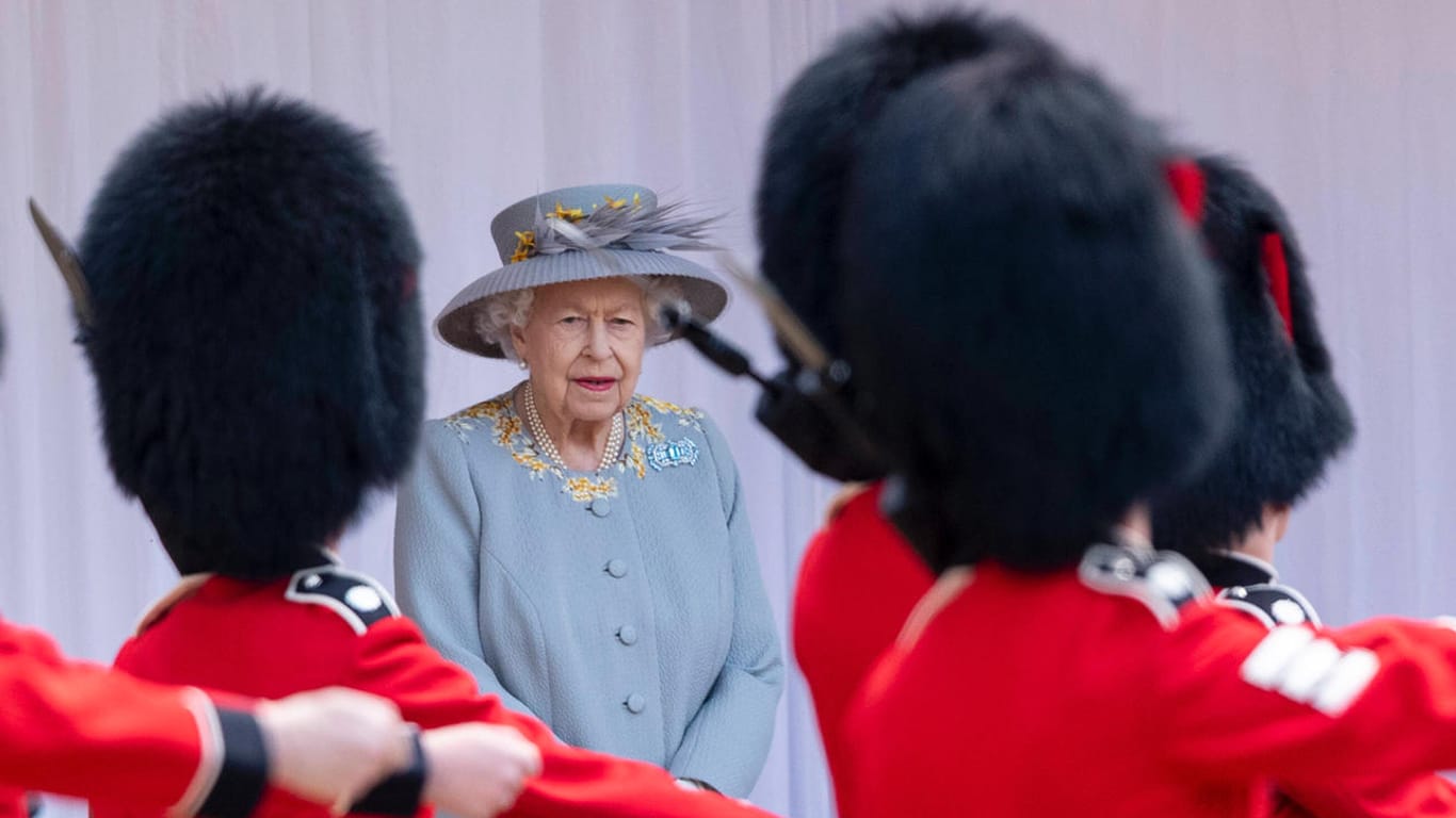Queen Elizabeth II.: Auch die Grenadier Guards werden eine entscheidende Rolle spielen nach dem Tod der britischen Königin.