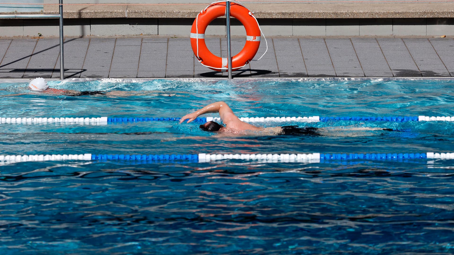 Schwimmer im Wasser (Symbolbild): In und um Dortmund können die Freibäder noch besucht werden.