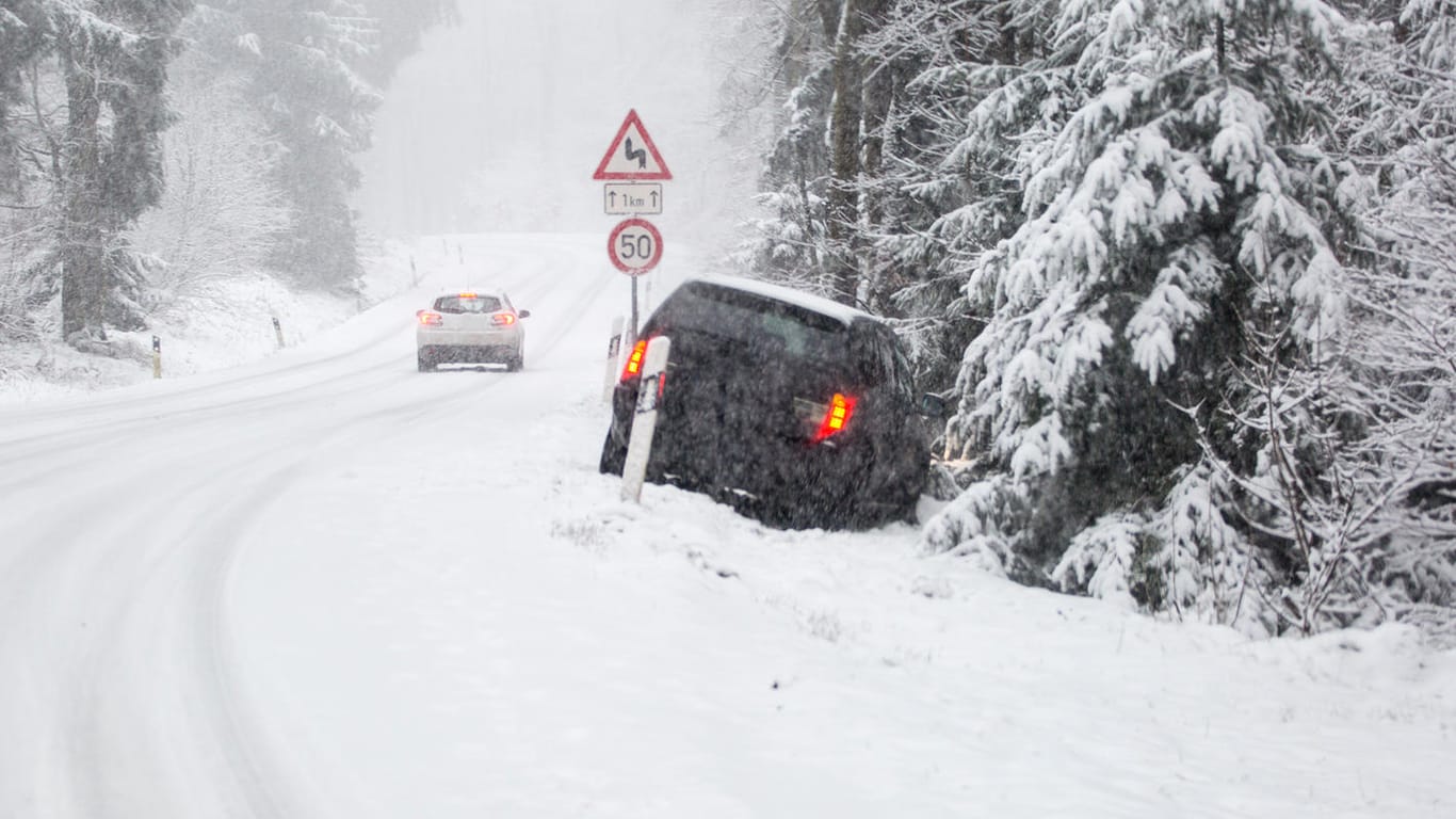 Glatte Straßen: Im Winter kann ein höherer Luftdruck mehr Sicherheit bieten. Entscheidend ist. Das hilft allerdings nicht immer.