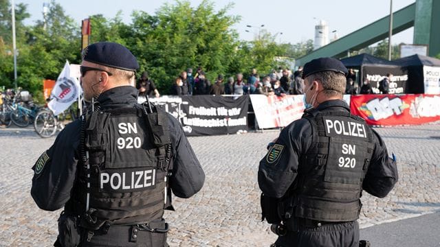Polizisten stehen vor Beginn des Prozesses vor dem Oberlandesgericht Dresden Demonstranten gegenüber, die sich mit den Angeklagten solidarisieren.