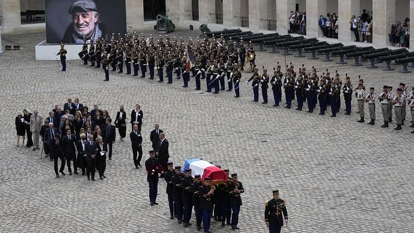 Bei einem Staatsbegräbnis nahm auch Präsident Macron Abschied von Jean-Paul Belmondo.
