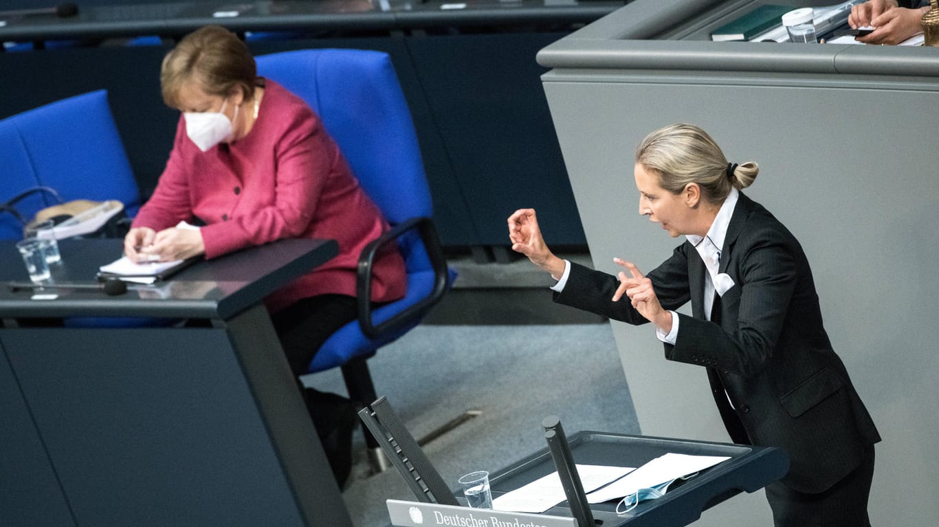 Alice Weidel (r.) am Redepult im Bundestag, im Hintergrund die Kanzlerin: Weidel gilt als rechte Scharfmacherin.
