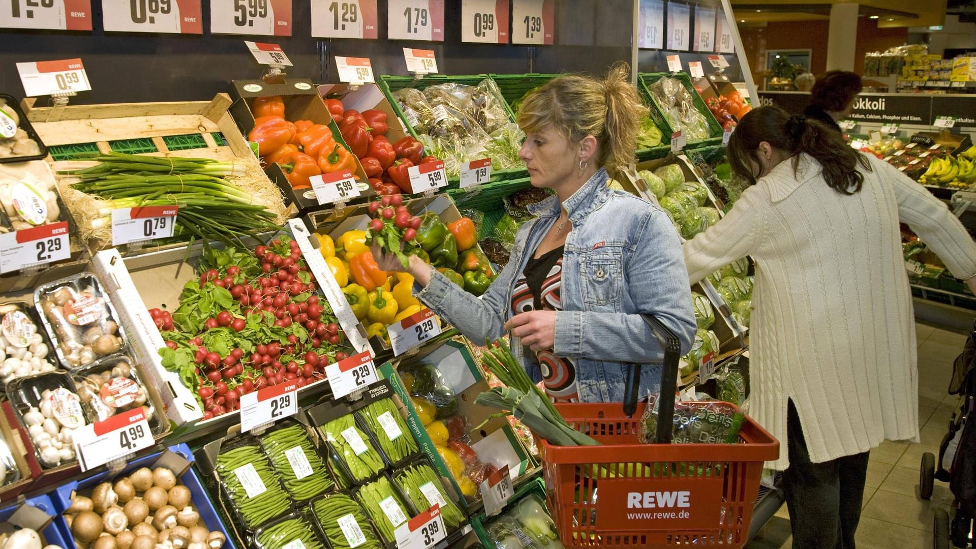 Eine Frau in einem Supermarkt (Archivfoto): Die Preise für Gemüse sind gestiegen.