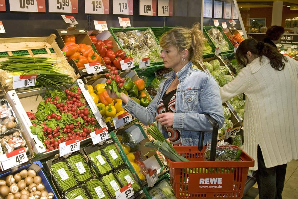 Eine Frau in einem Supermarkt (Archivfoto): Die Preise für Gemüse sind gestiegen.