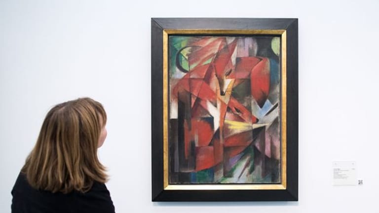 Eine Frau betrachtet das Gemälde "Füchse" von Franz Marc (Archivbild): Das Kunstwerk soll an die Erben des ehemaligen jüdischen Besitzers zurückgegeben werden.