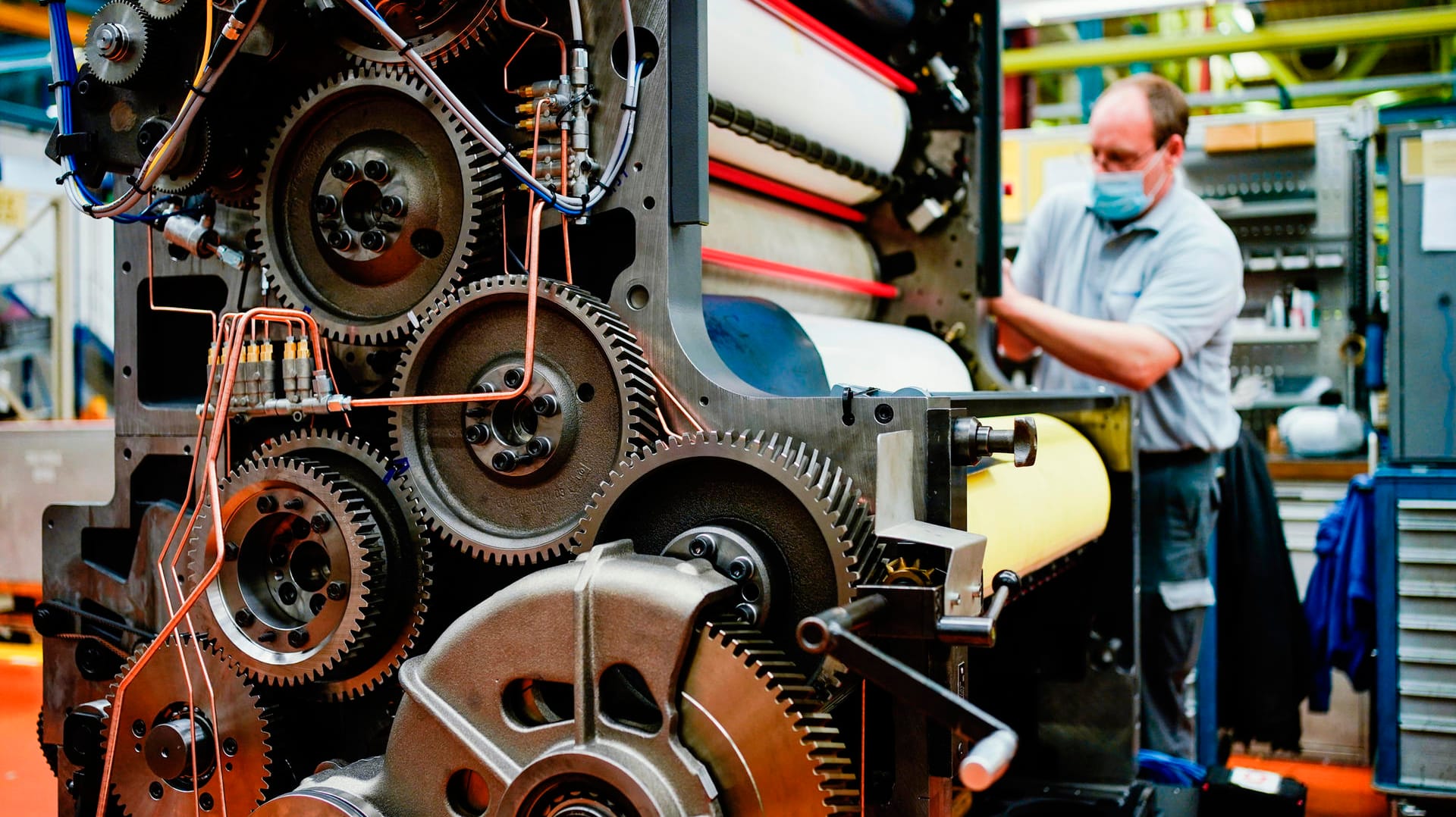 Ein Mitarbeiter von Heidelberger Druckmaschinen: Der Maschinenbau blicken weiter optimistisch in die Zukunft.