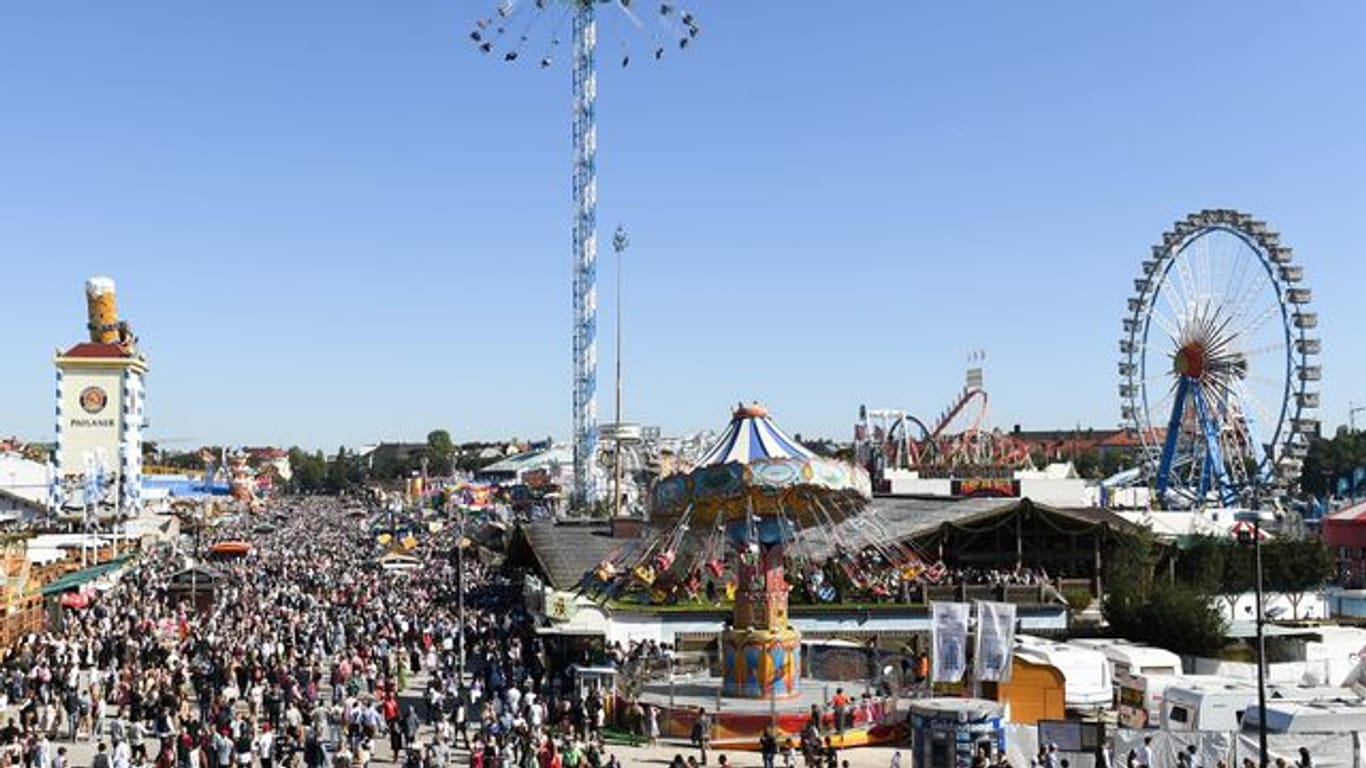 Menschen drängen sich auf der Festtagswiese des Oktoberfestes; Findet das Volksfest 2022 unter 2G-Regeln statt? (Archivfoto)