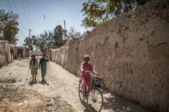 Ein afghanischer Junge fährt in Isa Khel außerhalb von Kundus Fahrrad.