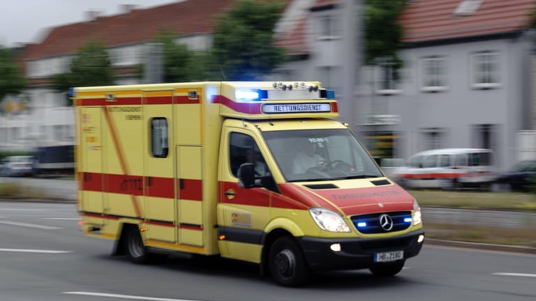 Ein Bremer Rettungswagen auf Einsatzfahrt (Symbolbild): Ein bewusstlos geschlagener Rollstuhlfahrer musste nach dem Raub ins Krankenhaus.