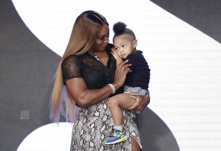 Serena Willams: Der Tennis-Star mit ihrer Tochter bei der "Serena by Serena Williams" Fashion Show in New York 2019.