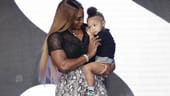 Serena Willams: Der Tennis-Star mit ihrer Tochter bei der "Serena by Serena Williams" Fashion Show in New York 2019.