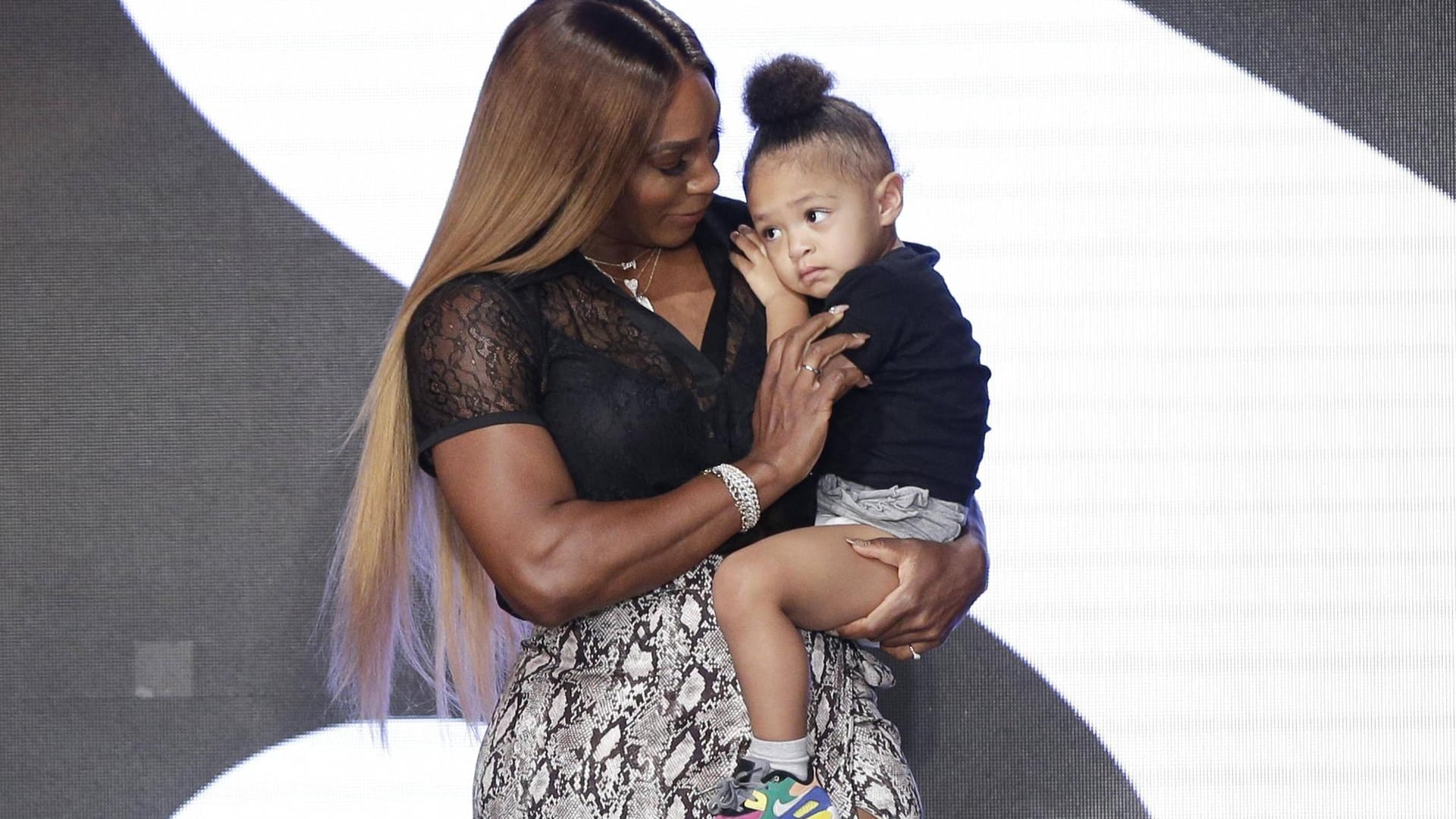 Serena Willams: Der Tennis-Star mit ihrer Tochter bei der "Serena by Serena Williams" Fashion Show in New York 2019.