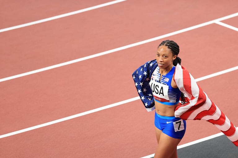 Allyson Felix: Die US-Sprinterin feiert die Gold-Medaille in der Staffel über die 4x400 Meter bei den Olympischen Spielen in Tokio. Privat ist sie seit 2018 Mama von Töchterchen Camryn.