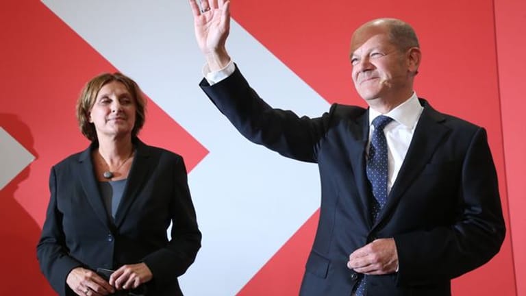 Olaf Scholz, Finanzminister und SPD-Kanzlerkandidat, winkt neben seiner Frau Britta Ernst während der Wahlparty im Willy-Brandt-Haus.