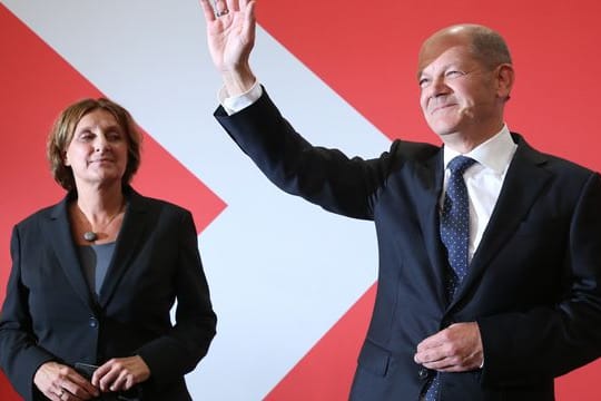 Olaf Scholz, Finanzminister und SPD-Kanzlerkandidat, winkt neben seiner Frau Britta Ernst während der Wahlparty im Willy-Brandt-Haus.