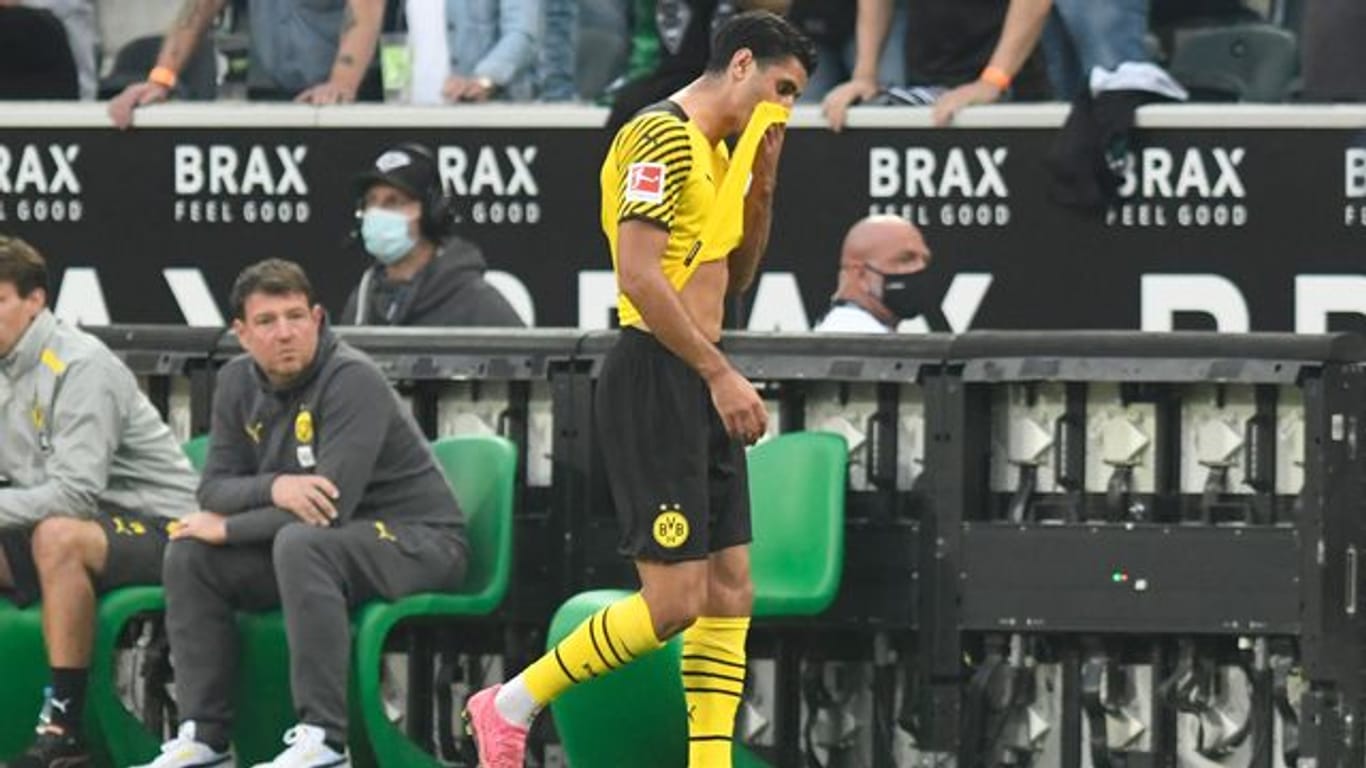 Dortmunds Mahmoud Dahoud geht nach der Gelb-Roten Karte vom Platz.