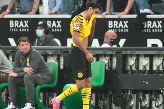 Dortmunds Mahmoud Dahoud geht nach der Gelb-Roten Karte vom Platz.