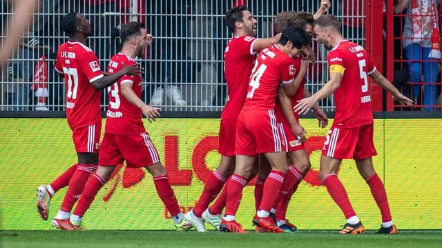 Die Union-Spieler von feiern das Tor zum 1:0 gegen Arminia Bielefeld durch Kevin Behrens (2. Die Union-Spieler von feiern das Tor zum 1:0 gegen Arminia Bielefeld durch Kevin Behrens (2.