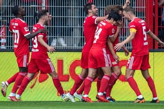 Die Union-Spieler von feiern das Tor zum 1:0 gegen Arminia Bielefeld durch Kevin Behrens (2.