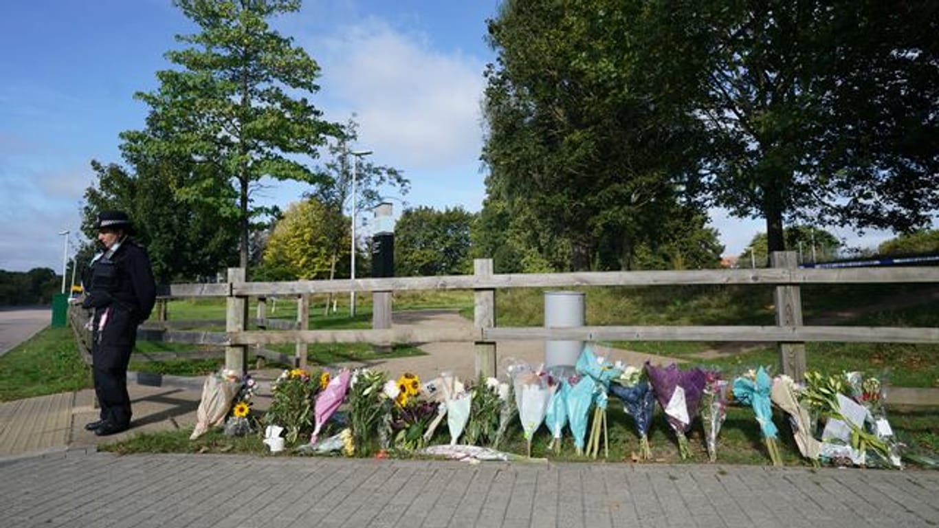 Blumensträuße im Cator Park in Südlondon in der Nähe des Tatorts, an dem die Leiche einer jungen Frau gefunden wurde.