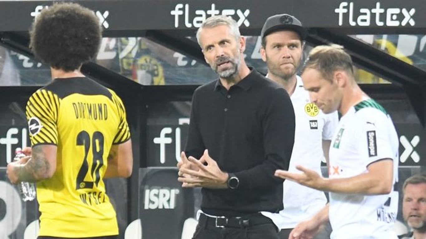 Dortmunds Trainer Marco Rose (M) gibt Axel Witsel (l) Anweisungen.