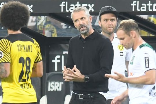 Dortmunds Trainer Marco Rose (M) gibt Axel Witsel (l) Anweisungen.