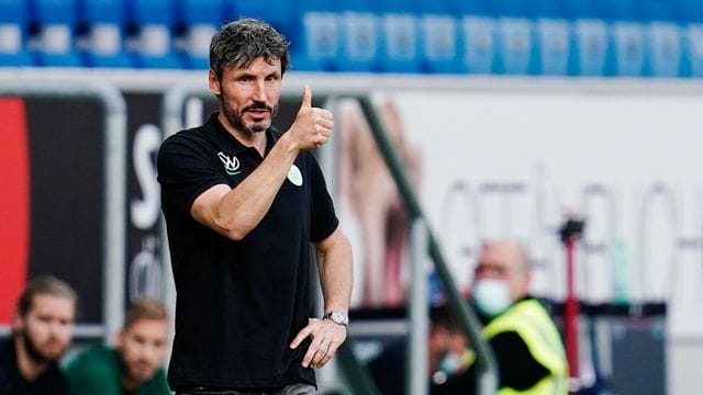 Die Niederlage gegen 1899 Hoffenheim kam unerwartet für Wolfsburgs Trainer Mark van Bommel. Die Niederlage gegen 1899 Hoffenheim kam unerwartet für Wolfsburgs Trainer Mark van Bommel.