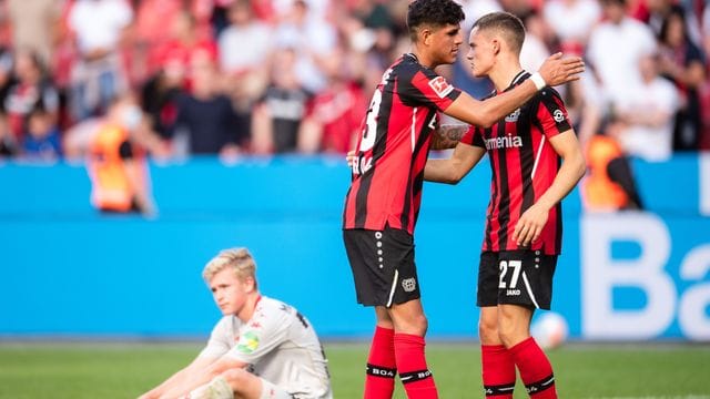 Leverkusens Florian Wirtz (r) feiert mit Piero Hincapie den Sieg über den FSV Maiz.