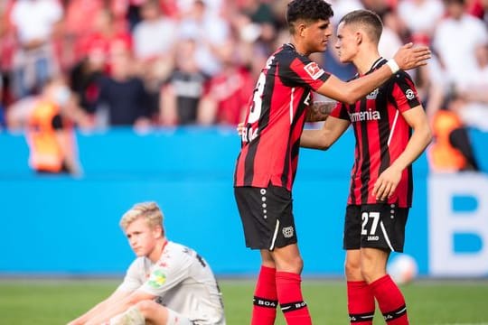 Leverkusens Florian Wirtz (r) feiert mit Piero Hincapie den Sieg über den FSV Maiz.