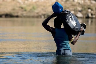 Ein haitianischer Migrant versucht den Fluss Rio Grande von Mexiko in die USA zu überqueren.