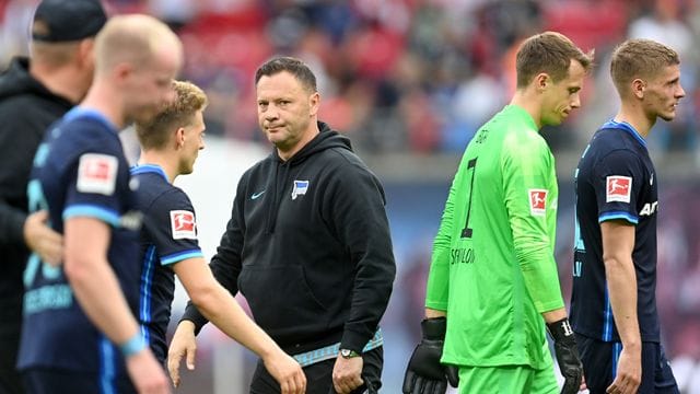 Denkt trotz der zwei hohen Niederlagen von Hertha BSC nicht an Rücktritt: Trainer Pal Dardai (M).