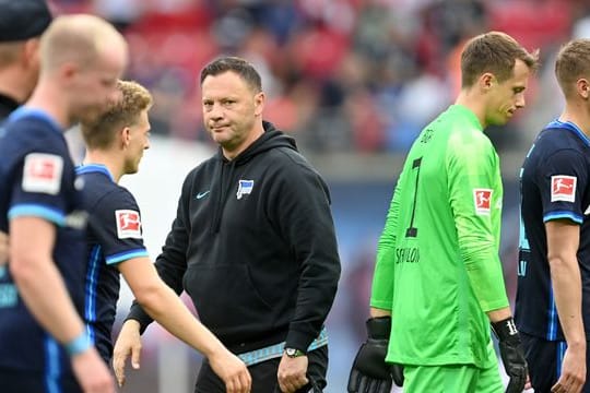 Denkt trotz der zwei hohen Niederlagen von Hertha BSC nicht an Rücktritt: Trainer Pal Dardai (M).