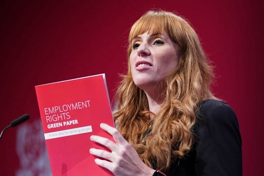 Angela Rayner, stellvertretende Vorsitzende der Labour Partei, spricht auf dem Labour-Parteitag in Brighton.