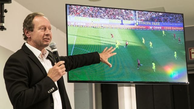 Befürwortet die Einführung einer Zeitstrafe im Fußball: Der ehemalige Schiedsrichter Hellmut Krug. Befürwortet die Einführung einer Zeitstrafe im Fußball: Der ehemalige Schiedsrichter Hellmut Krug.