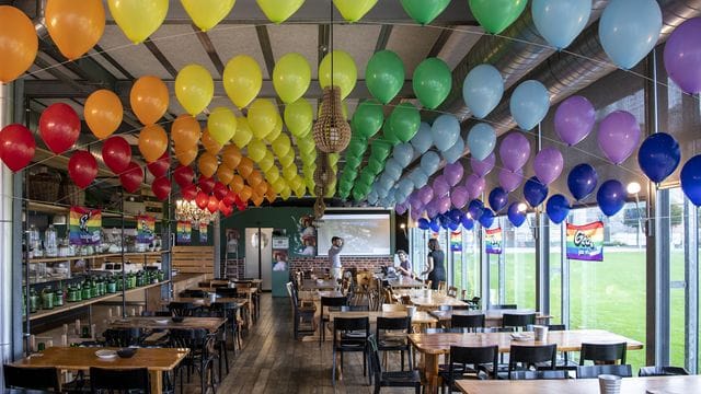Bunte Luftballons hängen in einem Lokal der Befürworter für eine "Ehe für alle" in Bern. Bunte Luftballons hängen in einem Lokal der Befürworter für eine "Ehe für alle" in Bern.