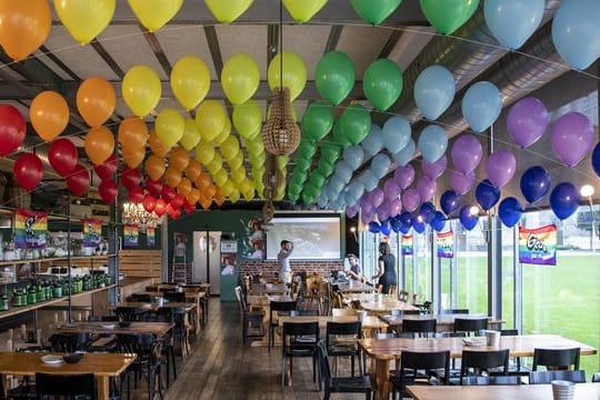 Bunte Luftballons hängen in einem Lokal der Befürworter für eine "Ehe für alle" in Bern.