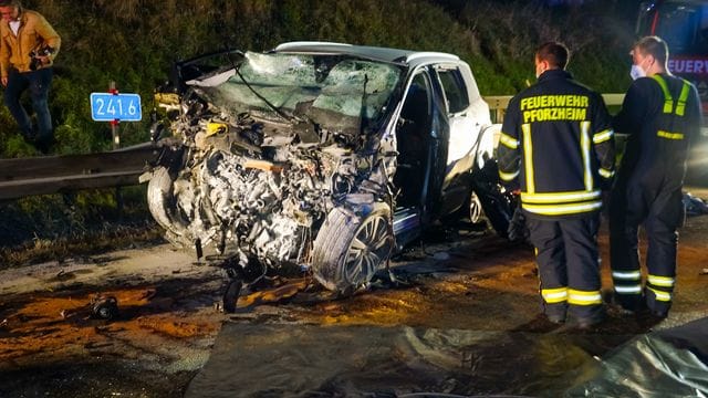 Feuerwehrleute am Autowrack des Falschfahrers in Pforzheim. Feuerwehrleute am Autowrack des Falschfahrers in Pforzheim.