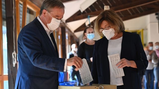 Falsch gefaltet: Armin Laschet und seine Frau Susanne stecken ihre Wahlscheine in die Urne. Falsch gefaltet: Armin Laschet und seine Frau Susanne stecken ihre Wahlscheine in die Urne.
