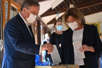 Falsch gefaltet: Armin Laschet und seine Frau Susanne stecken ihre Wahlscheine in die Urne.