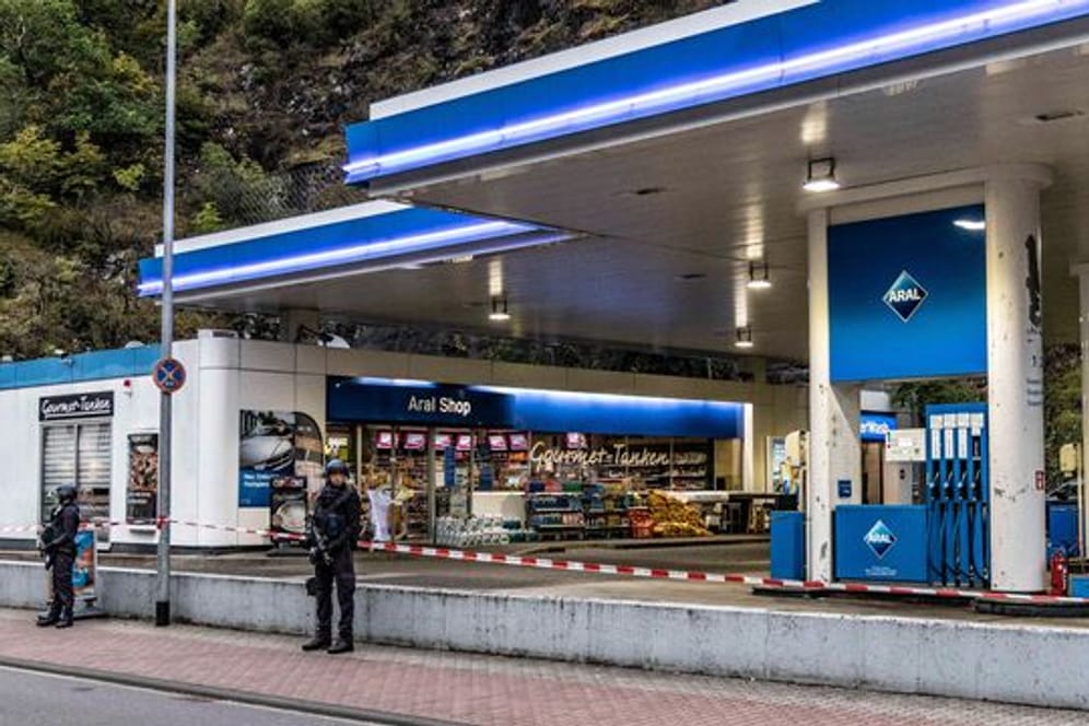 Ein Angestellter der Tankstelle war in Idar-Oberstein in Rheinland-Pfalz von einem Gegner der Corona-Maßnahmen erschossen worden.