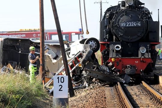 Bergungsarbeiten nach der Kollision der Kleinbahn Molli mit einem Wohnmobil in Wittenbeck.