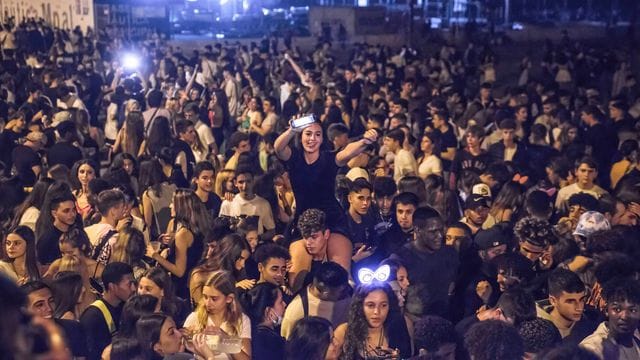 In der katalanischen Hauptstadt haben sich am Wochenende Zehntausende junge Leute zu riesigen Partys getroffen. In der katalanischen Hauptstadt haben sich am Wochenende Zehntausende junge Leute zu riesigen Partys getroffen.