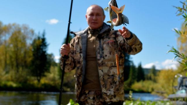 Auch in diesem Jahr wieder unter den Motiven aus Putins Sommerurlaub: Russlands Präsident mit Fisch an der Angel. Auch in diesem Jahr wieder unter den Motiven aus Putins Sommerurlaub: Russlands Präsident mit Fisch an der Angel.
